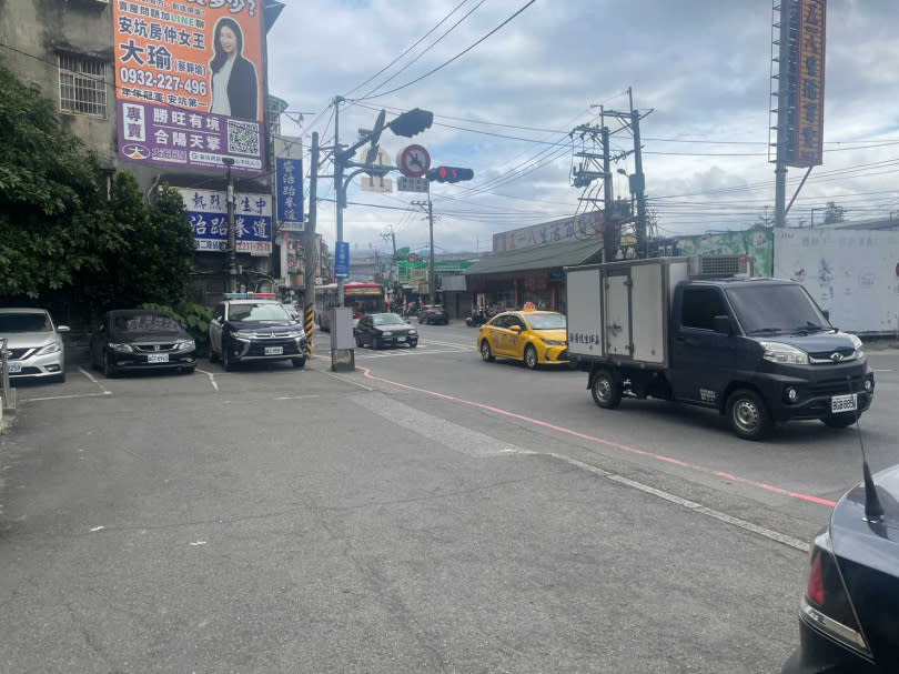 當時女子準備外出運動，徒步走在新店安康派出所外。（圖／翻攝畫面）