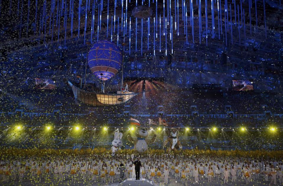 Confetti rains down at the end of the closing ceremony for the 2014 Sochi Winter Olympics, February 23, 2014. REUTERS/Phil Noble (RUSSIA - Tags: OLYMPICS SPORT TPX IMAGES OF THE DAY)