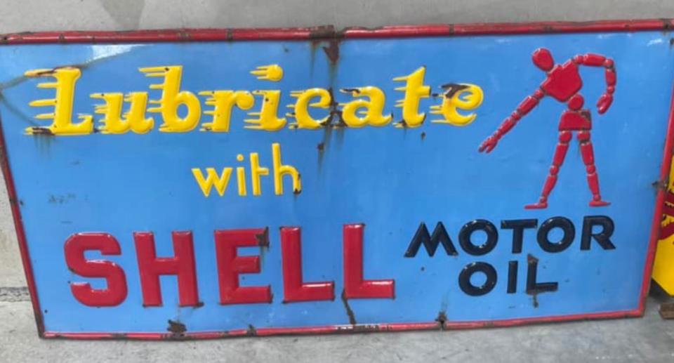 Shell also made the 'stick man' signs on a striking blue background. Source: Facebook/Burns & Co Auctions