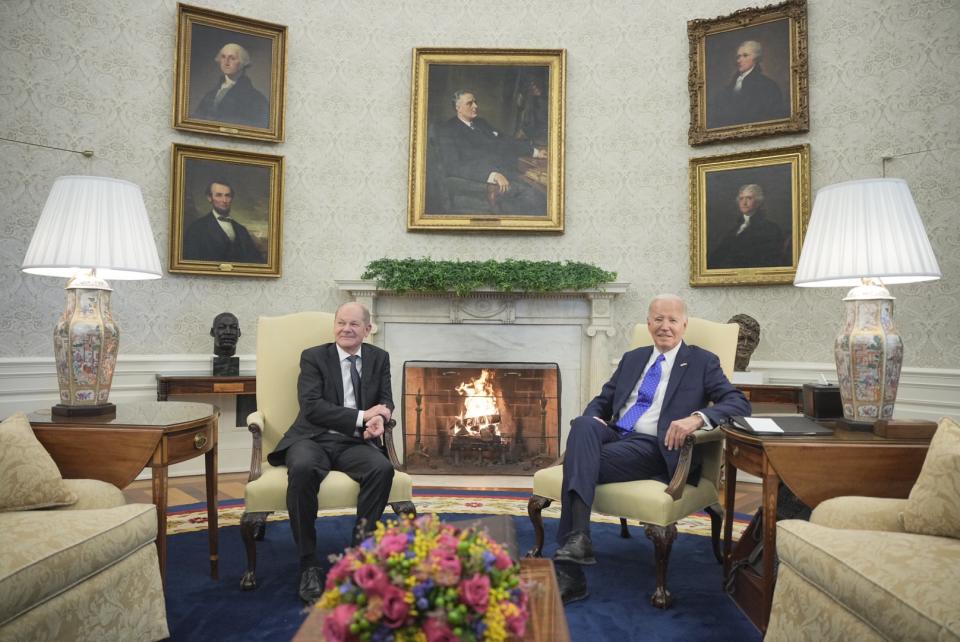Bundeskanzler Olaf Scholz sitzt neben US-Präsident Joe Biden bei einem bilateralen Treffen im Oval Office im Weißen Haus (Bild: Michael Kappeler/dpa)