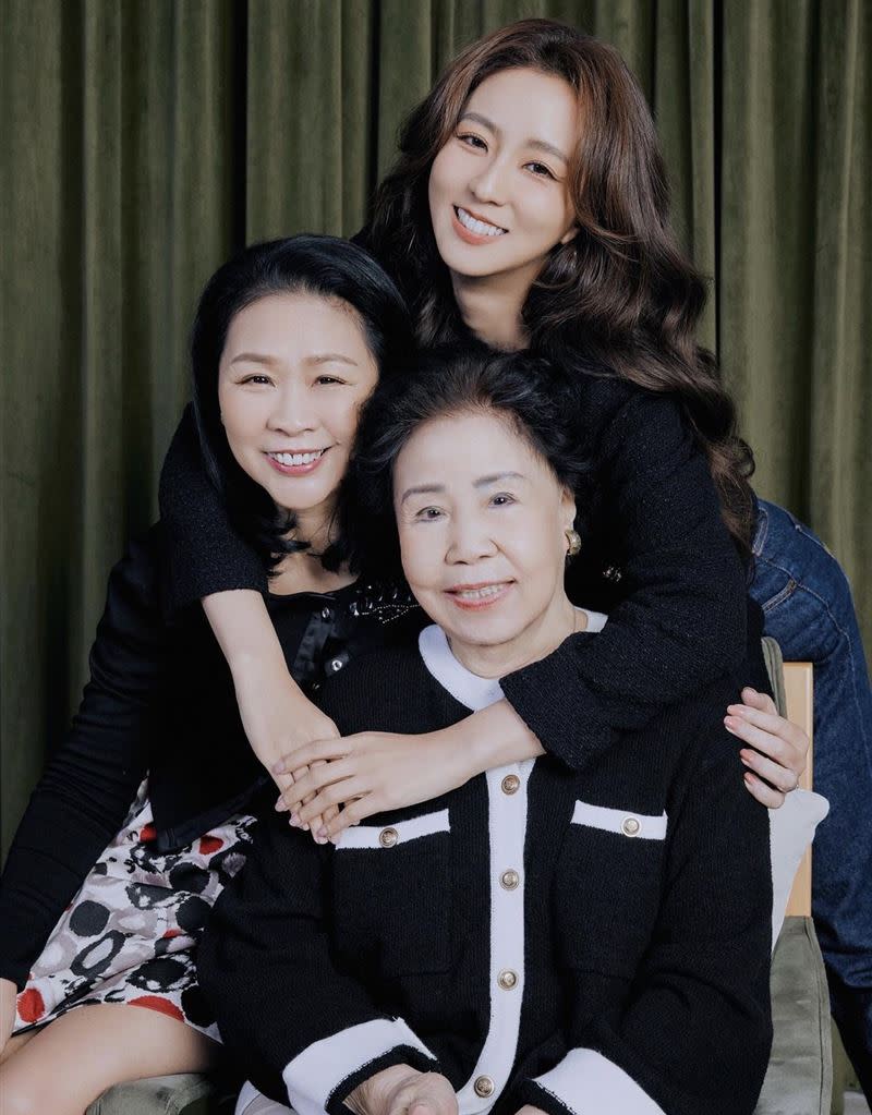 周曉涵和媽媽、外婆拍攝三代同堂的照片作紀念。（圖／TVBS提供）