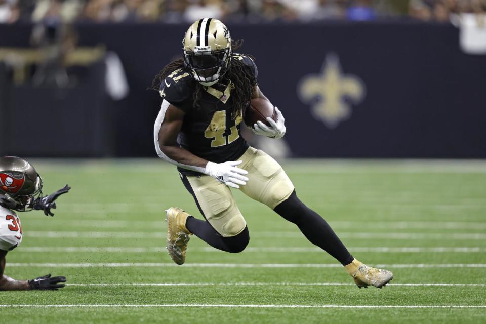 New Orleans Saints running back Alvin Kamara runs the ball.