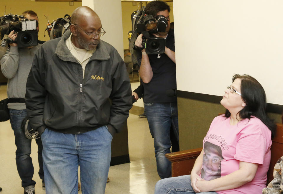 James Edwards Sr., left, the father of James Edwards Jr., talks with Jennifer Luna, right, the mother of Chancey Luna, before a hearing in Duncan, Okla, Wednesday, March 12, 2014. Both of their sons were charged in the murder of Christopher Lane, but prosecutors said James Edwards Jr., 16, will testify against them and be charged with a lesser crime. (AP Photo/Sue Ogrocki)