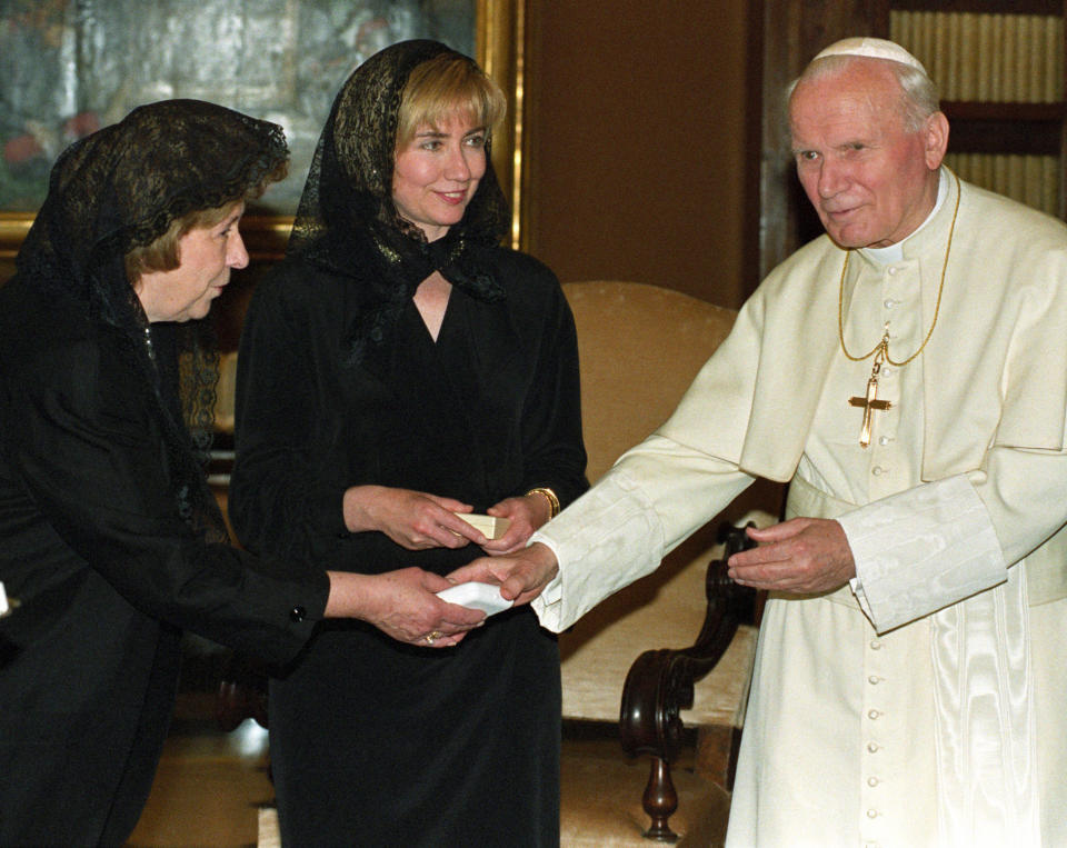 Like other first ladies before her, longtime Methodist <a href="http://www.huffingtonpost.com/topic/hillary-clinton">Hillary Clinton</a> wore black with a black veil to the Vatican. She exchanged gifts with Pope John Paul II alongside her mother&nbsp;Dorothy Rodham in&nbsp;1994.