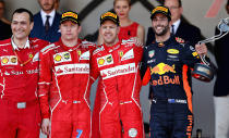 <p>Nur einer hat schlechte Laune: Entgegen des ersten Eindrucks feierte Ferrari in Monaco einen Doppelsieg. Vettel gewann vor Räikkönen, der vor dem Fürstenpaar gewohnt sparsam schaute. </p>