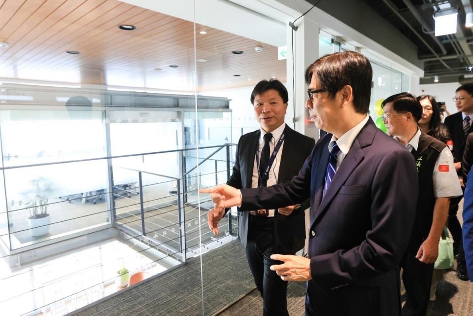 陳其邁(右)參觀IBM軟體科技整合服務中心。   圖:高雄市經發局/提供