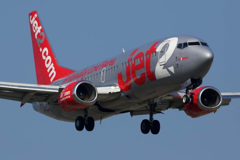 Una mujer se quedó en ropa interior y corrió desnuda a través de un avión Jet2 de Lanarca, Chipre a Manchester, antes de intentar asaltar la cabina dos veces