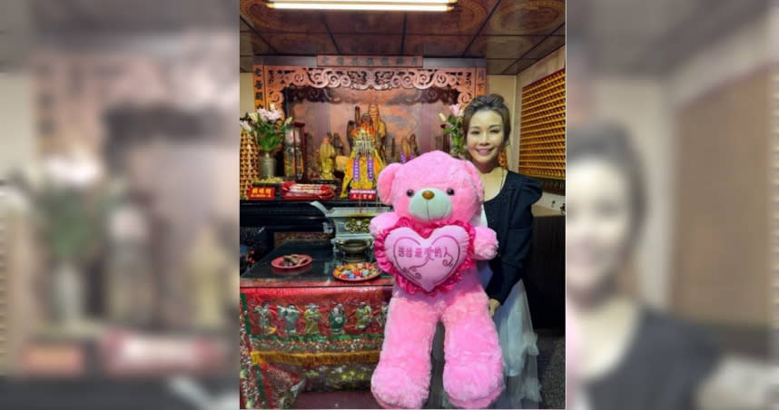 台灣電線大廠萬泰科技公司特地客製的可愛粉紅熊，只要現場能「擲出3個聖杯」就能帶回家。（圖／翻攝　萬泰科技公司）