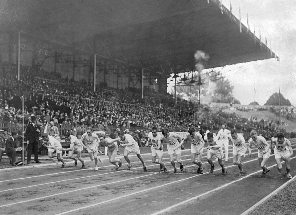 Le départ du 1 500 m masculin lors des JO de Paris, au stade olympique de Colombes, le 10 juillet 1924.