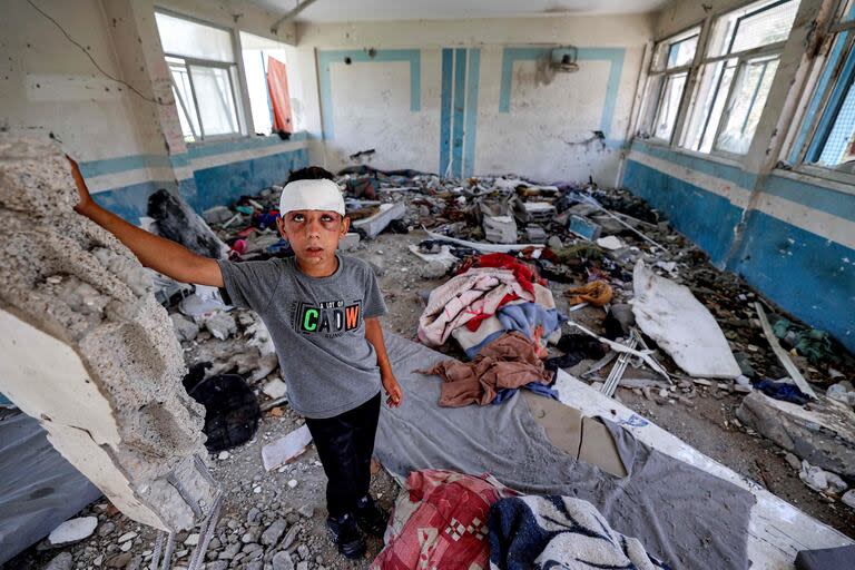 Un chico herido, en la escuela de la ONU en Gaza que fue atacada por Israel. (Eyad BABA / AFP)