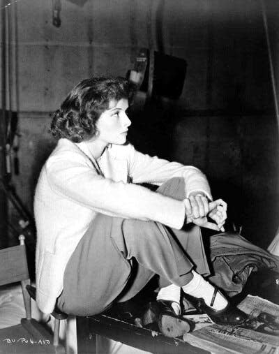 Katharine Hepburn en una fotografía promocional de <em>La fiera de mi niña</em>. <a href="https://commons.wikimedia.org/wiki/File:Katharine_Hepburn_in_Bringing_Up_Baby_publicity_still.jpg" rel="nofollow noopener" target="_blank" data-ylk="slk:TCM/Wikimedia Commons;elm:context_link;itc:0;sec:content-canvas" class="link ">TCM/Wikimedia Commons</a>