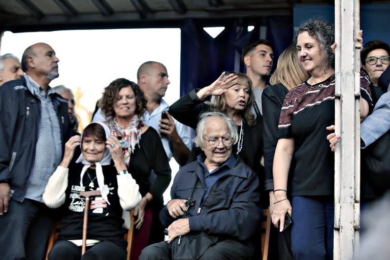 Taty Almeida y Pérez Esquivel en el escenario de Plaza de Mayo para el cierre de la marcha universitario