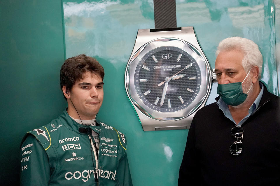 Lawrence Stroll charla con su hijo en el box del Circuito de Montmeló. (Foto: Hasan Bratic / DeFodi Images / Getty Images).