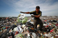 <p>Las imágenes de estas personas rebuscando basura entre los vertederos se han convertido en el mejor y más duro ejemplo de la actual realidad que se vive en Argentina. (Foto: Agustin Marcarian / Reuters).</p> 