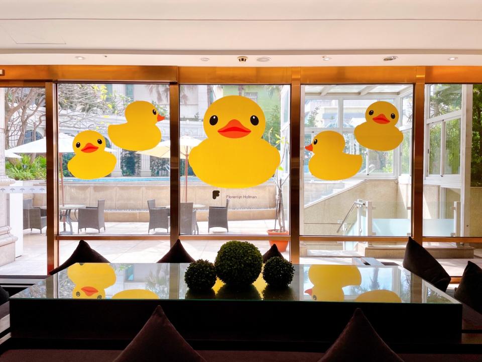 福容大飯店、福容徠旅兩館雙雙推出霍夫曼授權的黃色小鴨打卡牆面。業者提供