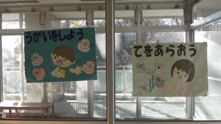 Signs in Japanese showing kids and how to avoid germs.