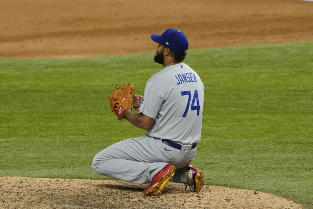 Photo: Dodgers Jansen receives Reliever of the Year award at the World  Series - HOU2017102802 