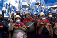 Seguidores de Luis Arce, candidato presidencial del Movimiento al Socialismo (MAS), asisten a su cierre de campaña en El Alto, Bolivia, el miércoles 14 de octubre de 2020. Las elecciones presidenciales se realizarán el 18 de octubre. (AP Foto/Juan Karita)