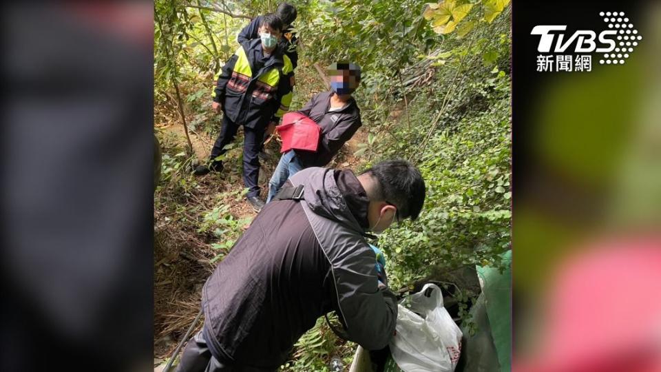 警方帶著劉姓慣竊搜索贓物。（圖／TVBS）