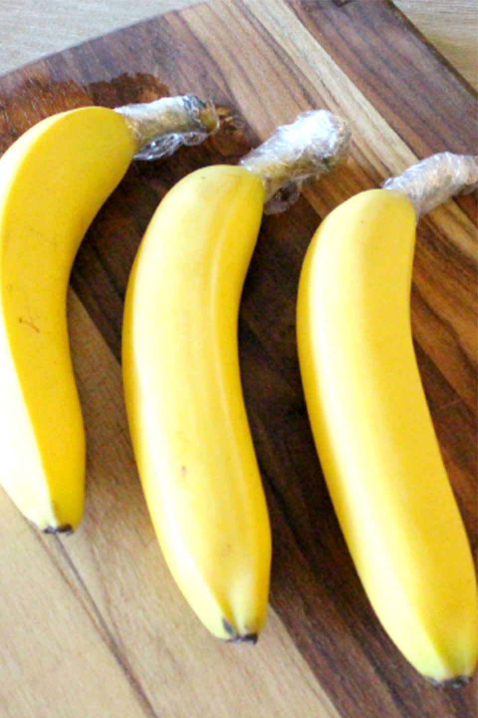 Keep bananas fresh with cling wrap.