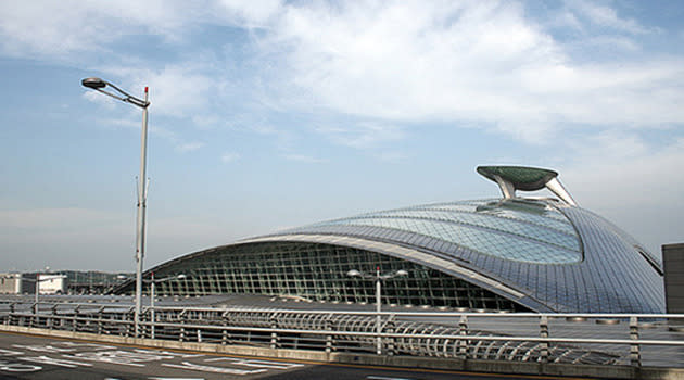 <strong>5. Incheon international Airport, South Korea</strong> Incheon Airport has a golf course, a spa, private sleeping rooms, an ice rink, a casino, indoor gardens and even a Museum of Korean Culture. Departure will soon operate a biometric immigration system that uses facial recognition and boarding passes will be scrapped in favour of machine-readable passports.