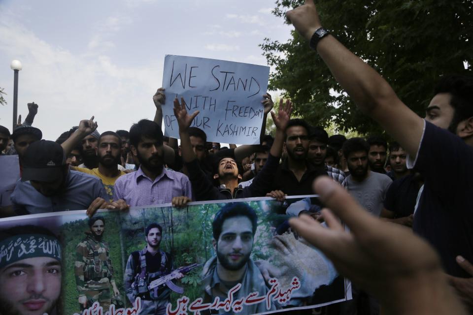 <p>Studenten protestieren in der Kaschmir-Universität in Srinagar im indisch kontrollierten Kaschmir. Indische Sicherheitskräfte und das Militär riegelten am zweiten Jahrestag der Ermordung eines Rebellenführers mehrere Gebiete ab. (Bild: AP Photo/Mukhtar Khan) </p>