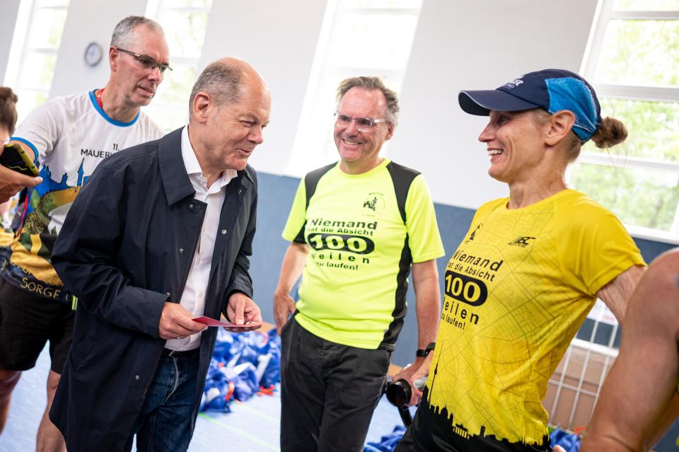 Olaf Scholz beim Mauerwegslauf: Seit 2011 erinnert der Mauerweglauf an die Opfer der innerdeutschen Grenze. Die Läuferinnen und Läufer laufen entlang des ehemaligen Grenzstreifens. (Bild: dpa).