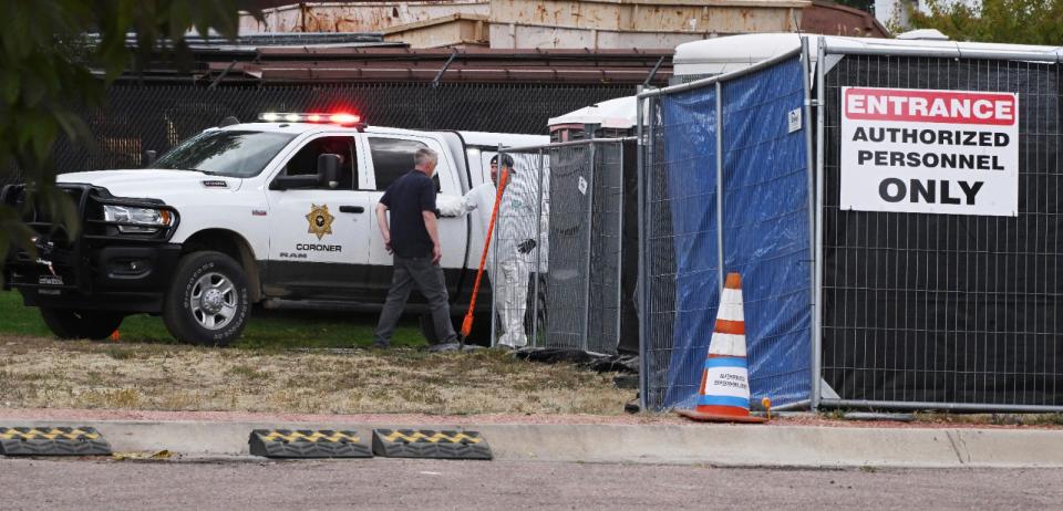 科羅拉多警方10日在發現遺體的平房旁搭棚，進行遺體辨識。美聯社