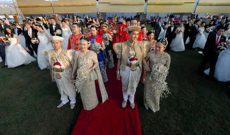 Couples attend a mass wedding ceremony for fifty Chinese pairs in Colombo, Sri Lanka, December 17, 2017. REUTERS/Dinuka Liyanawatte