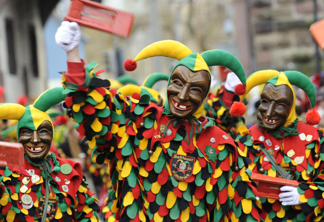 Bunte Kostüme und laute Umzüge gehören zum Karneval wie das Fasten zum Aschermittwoch. (Bild AP Photo/Winfried Rothermel)