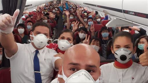 外交部助29名日本旅客搭乘台灣包機離開秘魯。（圖／翻攝自外交部粉絲團）