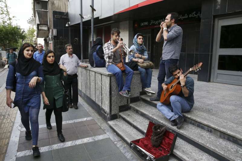 有別於對女性的音樂限制，在伊朗首都德黑蘭（Tehran）的街頭，可看見由男性組成的音樂表演團體。（AP）
