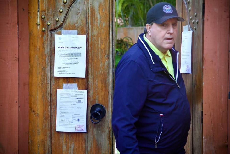 El comisionado de la ciudad de Miami, Joe Carollo, saliendo de su casa para hablar con los periodistas frente a su residencia en Coconut Grove, el viernes 2 de febrero de 2024. Horas antes, los alguaciles iniciaron el proceso para confiscar la propiedad.