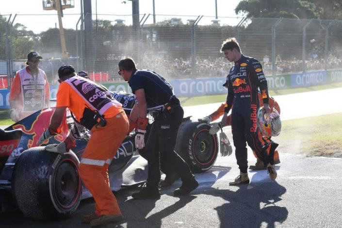 La frustración de Max Verstappen tras abandonar en el circuito Albert Park de Melbourne.