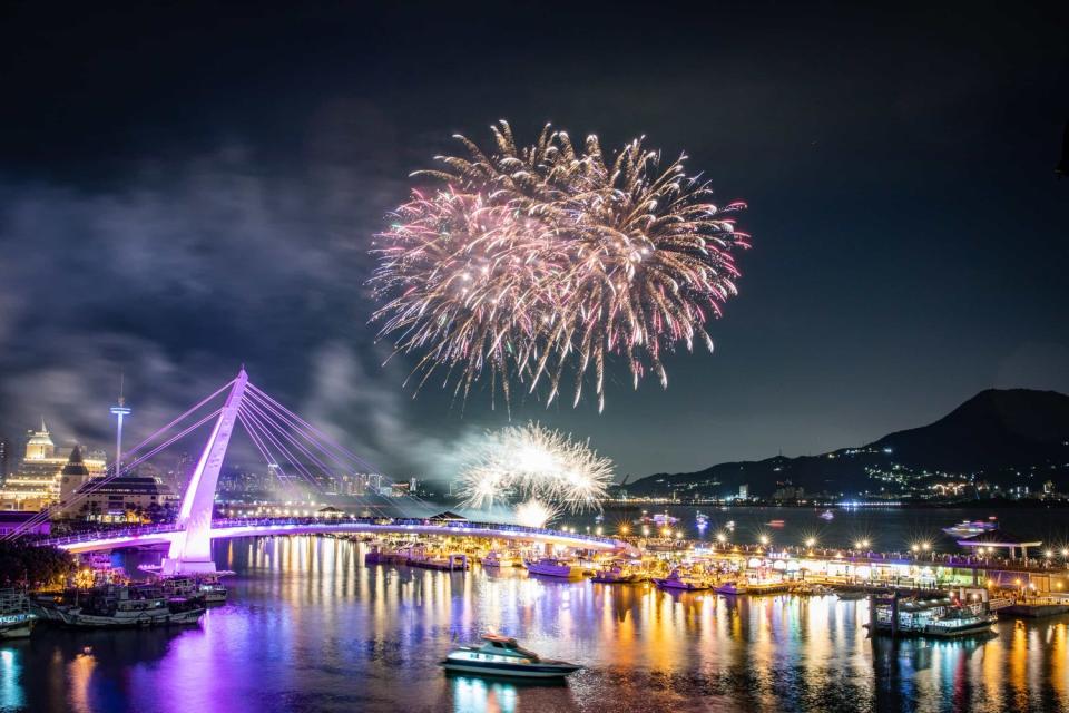 跨年夜會有一波東北季風增強，北部、東半部雲量多，低溫下探14度。（圖為新北跨年煙火資料照）   圖：新北市觀旅局／提供