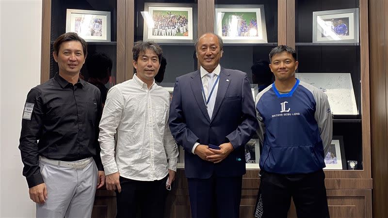 WBC教練團高志綱（左1）、林岳平拜訪埼玉西武球團，旅日選手吳念庭（右1）參賽意願強烈。（圖／中華職棒提供）