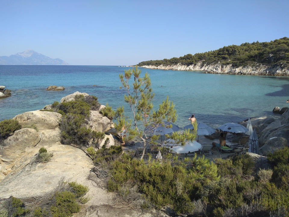 Monte Athos, donde hay numerosos monasterios cristianos ortodoxos, visto desde la playa Kavourotrypes en Halkidiki (Grecia) el 24 de julio del 2020. (AP Photo/Giovanna Dell'Orto)