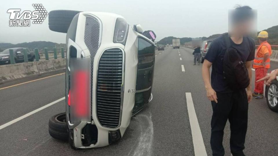 陳男的賓士車擋場側翻在道路上。（圖／TVBS）