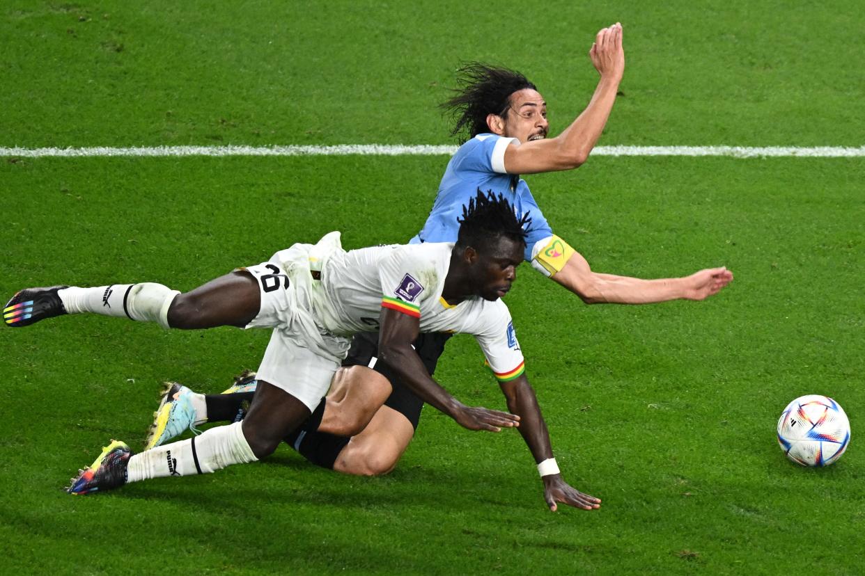 Cavani en la última jugada donde  Uruguay reclama penal, incluido el 'Loco' Abreu'. Foto:  PHILIP FONG/AFP via Getty Images