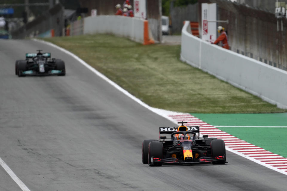 Max Verstappen de Red Bull saca ventaja sobre Lewis Hamilton de Mercedes durante el Gran Premio de España en el circuito de Montmeló, el domingo 9 de mayo de 2021. (AP Foto/Emilio Morenatti)