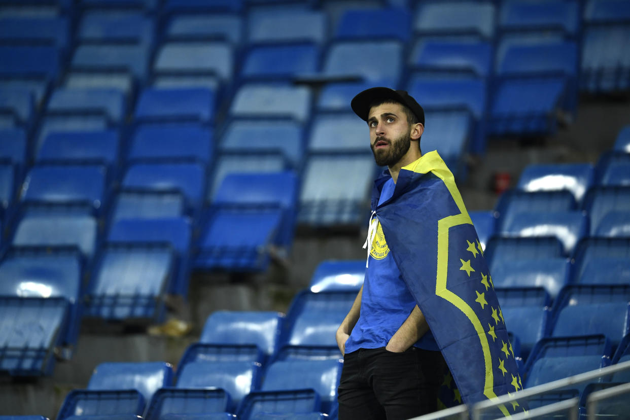 A supporter of Boca Juniors is seen on the stands after the team lost 3-1 to River Plate in the second leg match of the all-Argentine Copa Libertadores final, at the Santiago Bernabeu stadium in Madrid, on December 9, 2018. – River Plate came from behind to beat bitter Argentine rivals Boca Juniors 3-1 after extra time. Foto: OSCAR DEL POZO/AFP/Getty Images