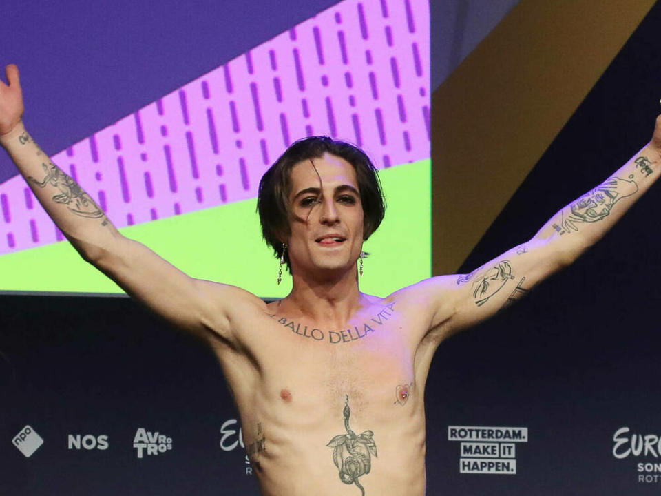 Damiano David von Maneskin während einer Pressekonferenz nach dem ESC (Bild: imago images/ITAR-TASS)