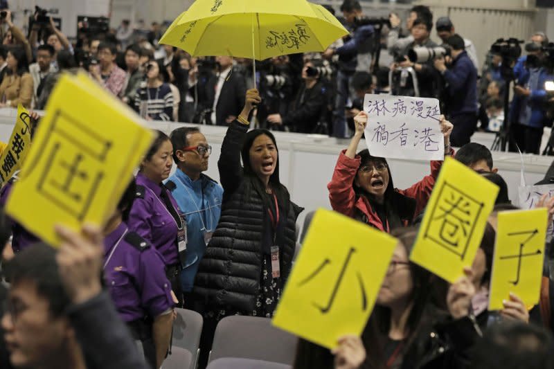 2017香港特首選舉26日投票，林鄭月娥最被看好，但許多香港本土派民眾認為她是北京的傀儡，在會場內抗議（AP）