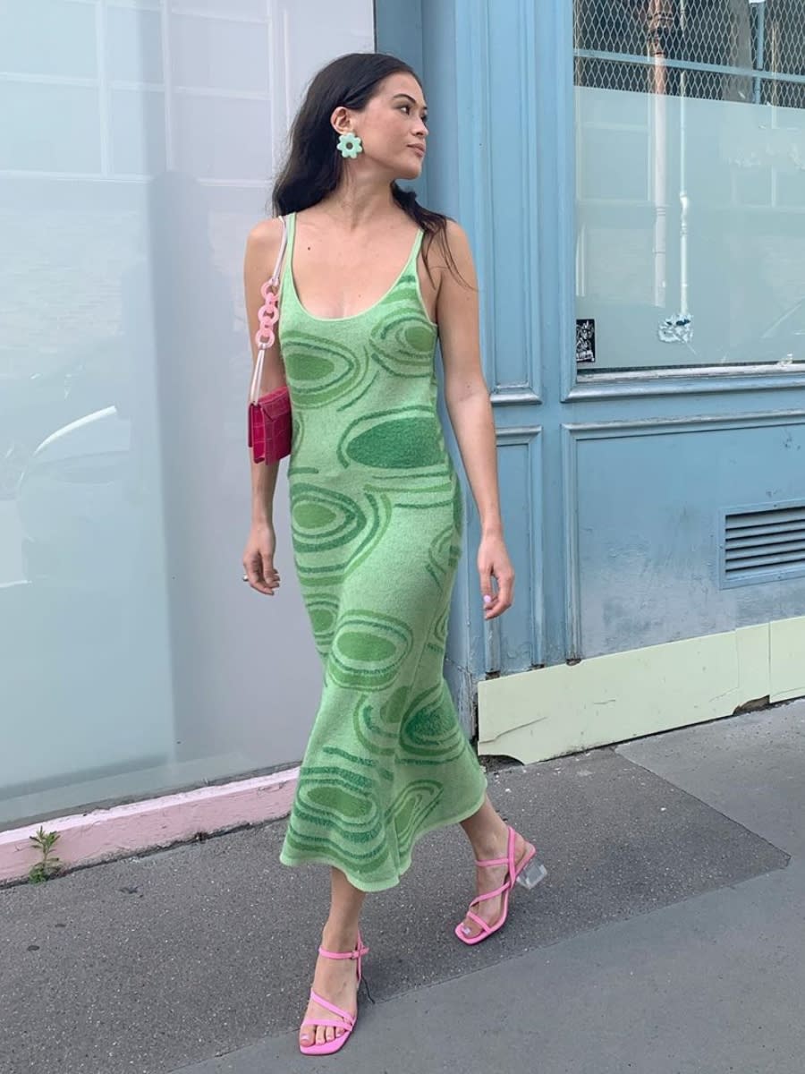 Nos encanta el <em>outfit </em>que la <em>instagrammer </em>llevó el 22 de junio. El vestido es el absoluto protagonista, pero las sandalias de miista y el bolso de JACQUEMUS son los complementos perfectos. (Foto: Instagram / <a href="https://www.instagram.com/p/CBvvF13o1Ll/?utm_source=ig_embed" rel="nofollow noopener" target="_blank" data-ylk="slk:@viola3000;elm:context_link;itc:0;sec:content-canvas" class="link ">@viola3000</a>)