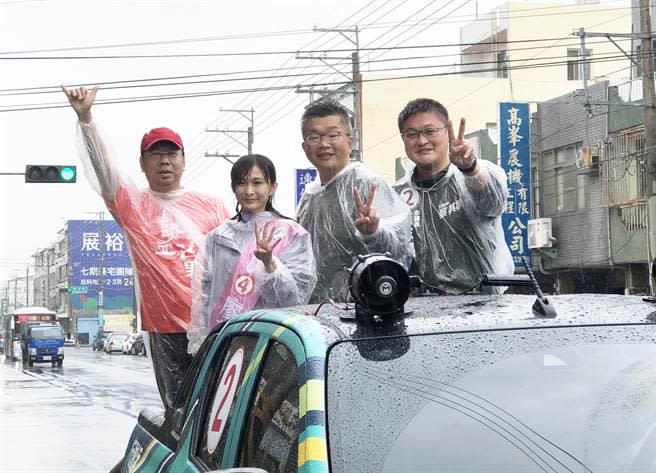 民進黨台中市長候選人蔡其昌，今天在市議員候選人陪同下，於豐后區及甲安埔冒雨進行掃街拜票。（陳世宗攝）