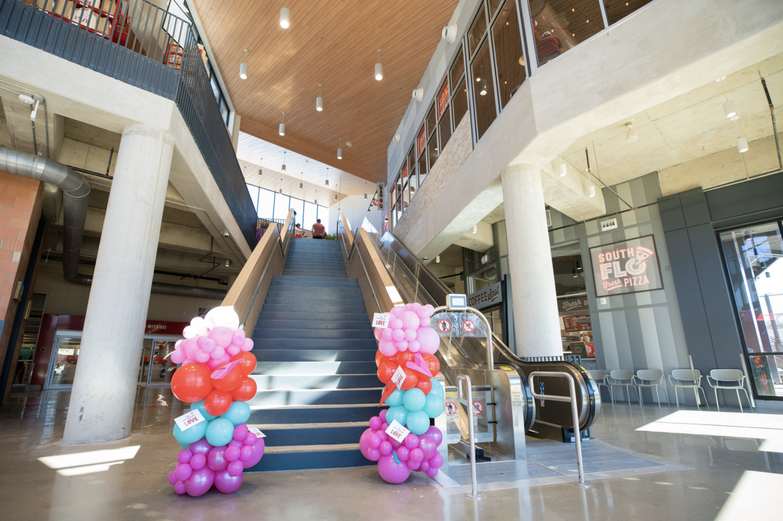 H-E-B’s new multi-level Lake Austin location is decorated with balloons for the store’s grand opening.