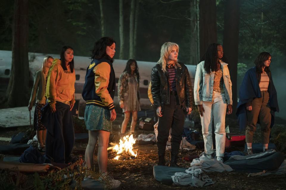 l r jane widdop as laura lee, alexa barajas plante as mari, mya lowe as yellowjacket 1, courtney eaton as lottie, sophie thatcher as natalie, keeya king as akilah and sophie nelisse as shauna in yellowjackets, photo credit kailey schwermanshowtime