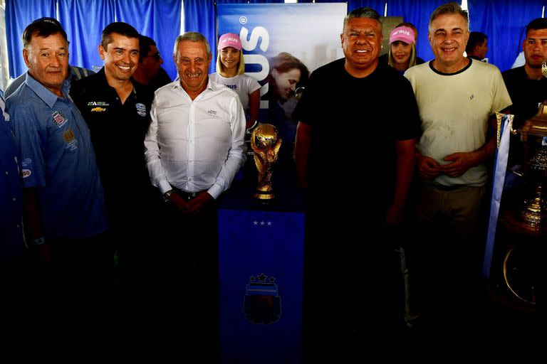 La copa del mundo que la selección ganó en el Mundial de Qatar 2022 flanqueado por el presidente de la ACTC, Hugo Mazzacane, y por el titular de la AFA, Claudio Chiqui Tapia; automovilismo y fútbol, pasiones argentinas que estuvieron nuevamente hermanadas en Rafaela