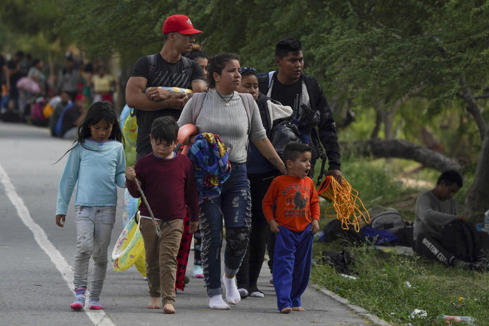 Migrantes llegan al lado mexicano de la orilla del río Bravo en Matamoros, México, el jueves 11 de mayo de 2023. Las restricciones de asilo de Estados Unidos relacionadas con la pandemia, conocidas como Título 42, expirarán el 11 de mayo. (Foto AP/Fernando Llano )