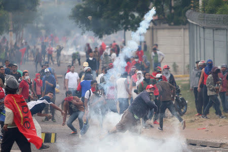 Supporters of Salvador Nasralla, presidential candidate for the Opposition Alliance Against the Dictatorship, clash with riot police as they wait for official presidential election results in Tegucigalpa, Honduras, November 30, 2017. REUTERS/Edgard Garrido